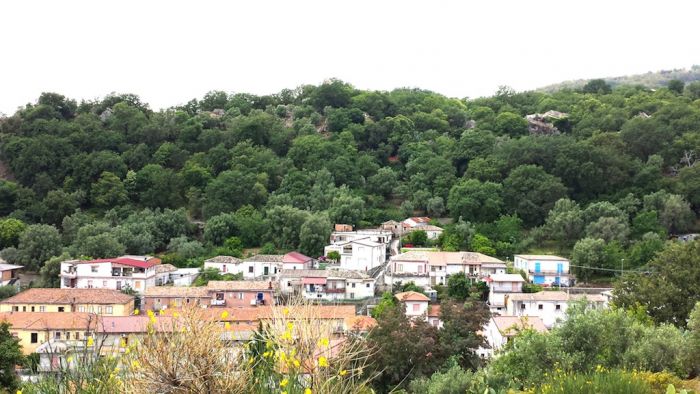 San Florio, proprio sopra le abitazioni di Casignana