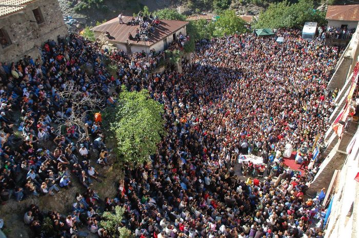 Polsi. La processione lungo la monumentale via Crucis