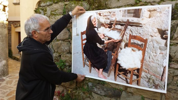 Giuseppe Sicari espone una sua foto a Sant’Agata del Bianco