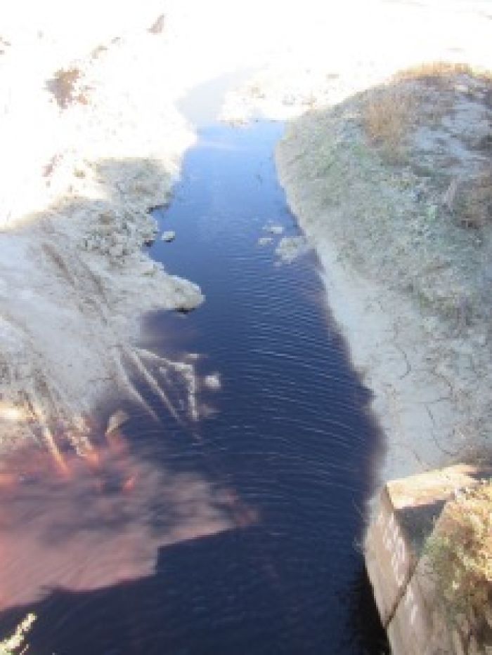 Santa Caterina dello Jonio. Segnalazione di uno scarico di tipo chimico sulla costa