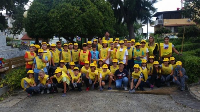 Bova Marina. Gli studenti della scuola primaria puliscono la villa comunale