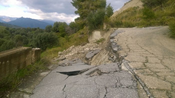 Discarica di Casignana. Strade franate, percolato a valle, mentre Oliverio festeggia due anni di traguardi