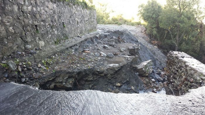 Nubifragio Locride. Risucchiata dalla vallata la strada tra Sant&#039;Agata e il monte Perre