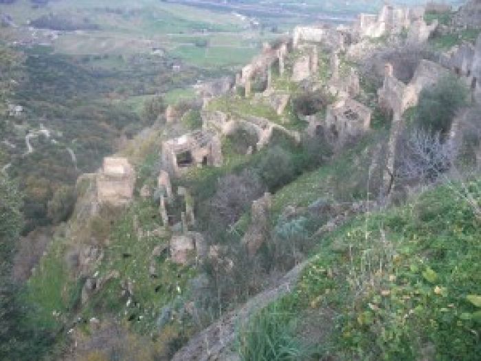 Brancaleone Vecchio. Le piogge autunnali portano fuori le antiche mura del Convento