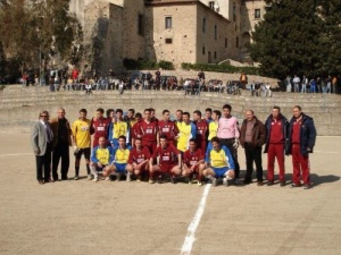 Platí. Campo sportivo, una sconfitta sociale