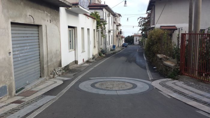 Il confine tra Sant’Agata e Caraffa, da qualche anno segnalato da una decorazione sul manto stradale