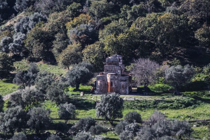 Nella foto la chiesa di Santa Maria di Tridetti, Staiti