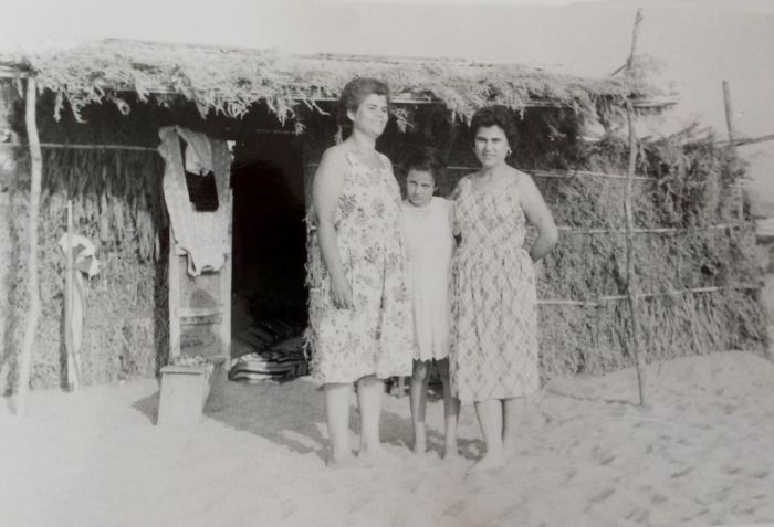 Una famiglia di Caraffa davanti alla propria loggia. Foto di A. Condemi