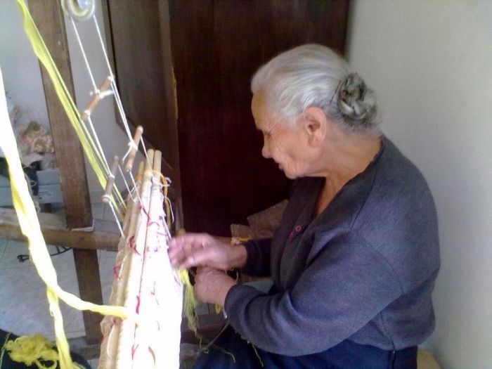 Rosa Tedesco seduta davanti al suo telaio. Foto di Maria Grazia Voloná